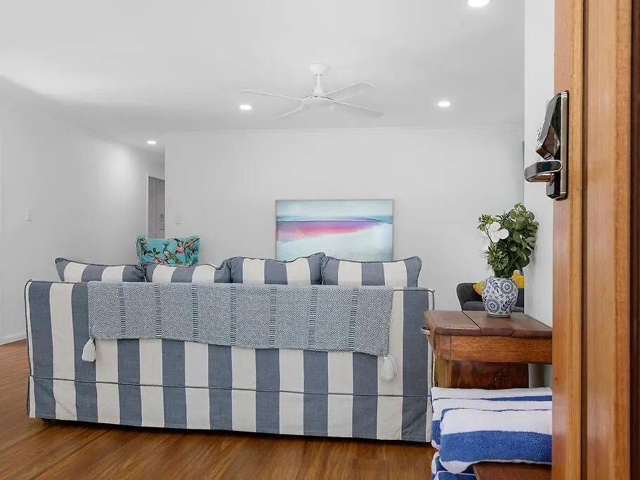 Pet Friendly Spacious Home With Lush Gardens, Pool Sunshine Coast Pacific Paradise Tatil Evi
