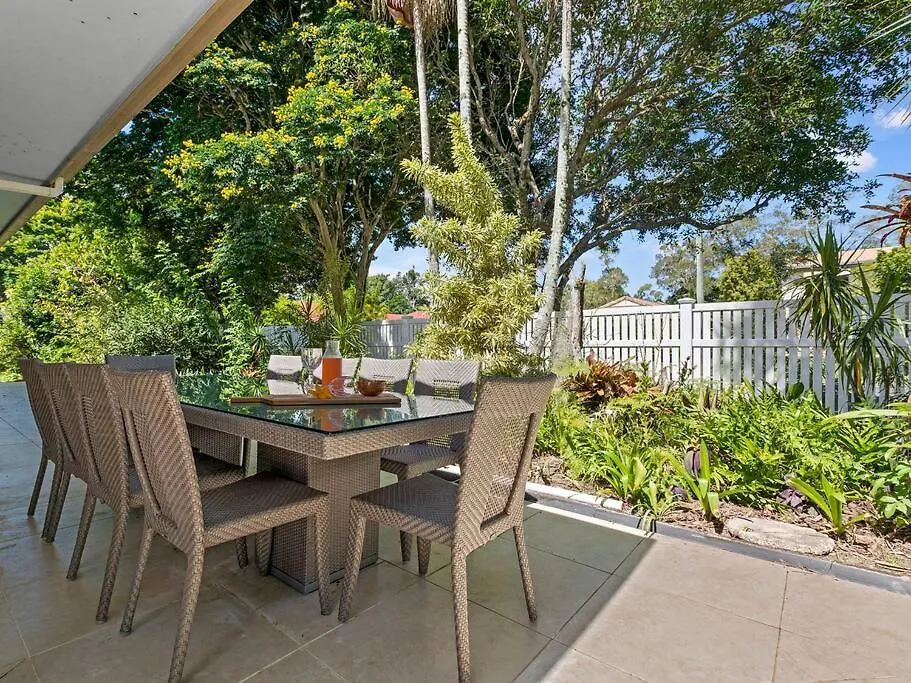 Pet Friendly Spacious Home With Lush Gardens, Pool Sunshine Coast Pacific Paradise Avustralya