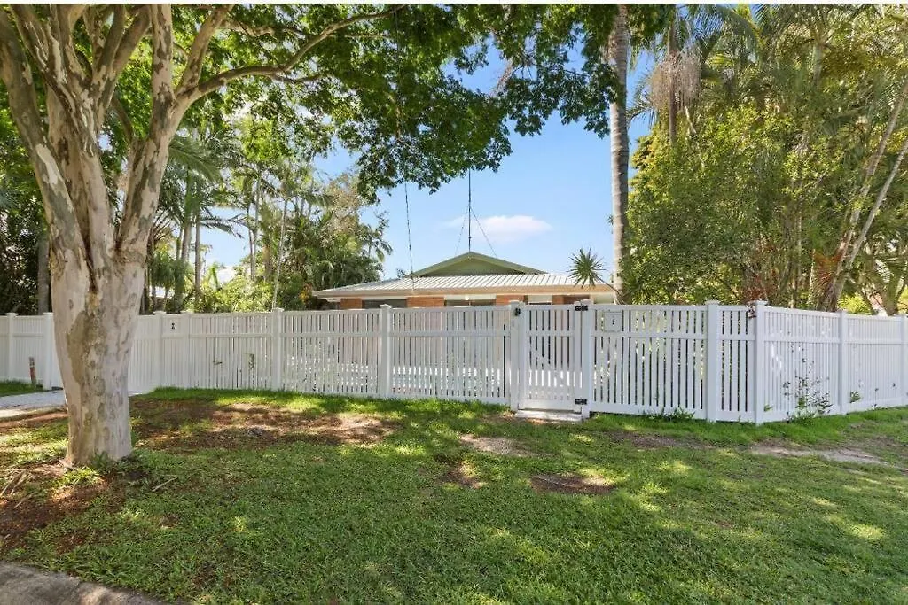 Pet Friendly Spacious Home With Lush Gardens, Pool Sunshine Coast Pacific Paradise Avustralya