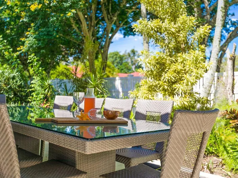 Pet Friendly Spacious Home With Lush Gardens, Pool Sunshine Coast Pacific Paradise 0*,  Avustralya