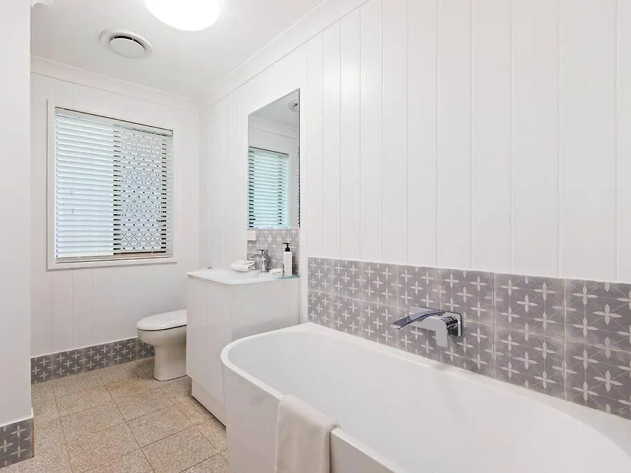 Pet Friendly Spacious Home With Lush Gardens, Pool Sunshine Coast Pacific Paradise 0*,